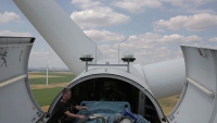 https://emersonculurgioni.com/files/gimgs/th-21_Hans Hobbie überprüft die Windkraftanlage des Windparks GDF SUEZ Reichardtswerben.jpg